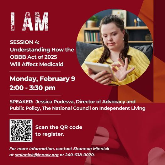 'n Jong vrou met Downsindroom sit by 'n tafel en kyk na 'n tablet. Besonderhede oor die geleentheid vir 'n Medicaid-sessie word vertoon met 'n QR-kode om te registreer en kontakbesonderhede vir Shannon Minnick by sminnick@innow.org.